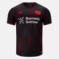 Maillot Bayer Leverkusen Domicile 2025/26 - flat lay noir rouge